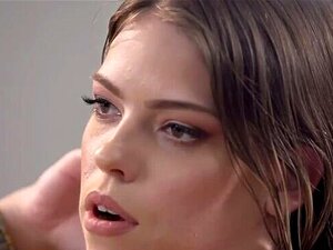 Bonita y cruda - La caliente Leah Lee follada por dos pollas