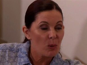 Tgirl se corre durante un trío