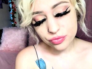 Rubia con coño apretado se divierte con un juguete en solitario en