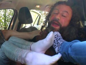 La primera vez de Valeria - Dominación de pies dentro del coche
