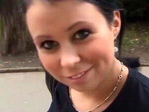 La excitante y seductora chica de cabello negro Krystinka con adorable