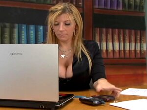 Sexo interracial en la oficina con Sara Jay