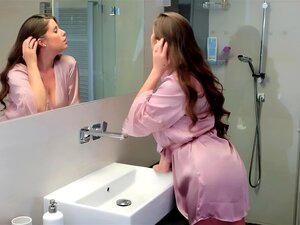 Experimenta la irresistible atracción de Lady Lyne, una madrastra
