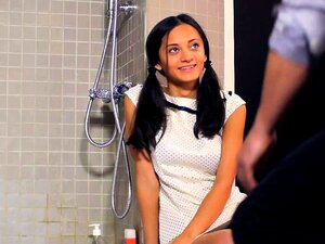 Chica shemale asiática masturbándose