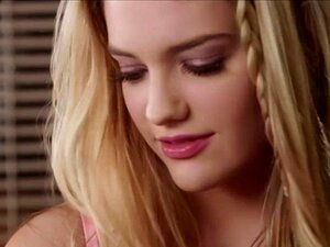 La universitaria Kenna lame el coño de Arianas por responderle