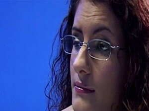 Una linda se masturba la polla del viejo. La linda se la menea al