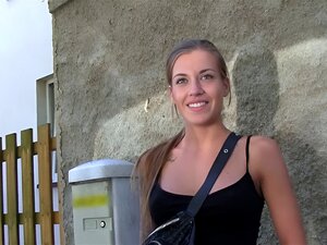 ¡Aventura pública y picante! Observa a una impresionante chica con
