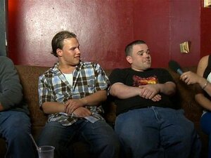 Hombres desnudos follando con chicas calientes