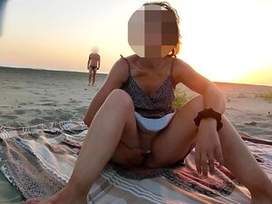 Mostrando mi coño frente a un tipo en la playa pública y esta verga