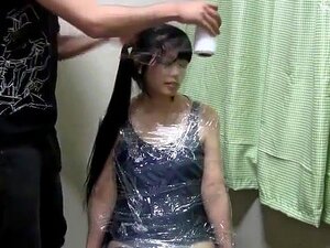 Chica de silla. Chica japonesa caliente momificada a la silla