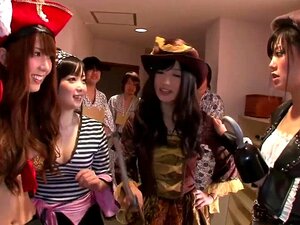 Dama pirata japonesa en cosplay se corre durante una orgía