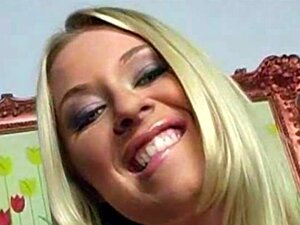 La perra chupapollas profesional Rachel Evans se mete en acción oral