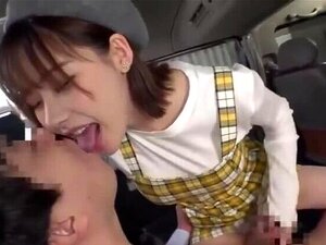 Chica deportiva Kylie NG desnuda corriendo en un parque público y