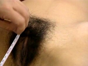 Saki Shiina tiene el coño peludo medido