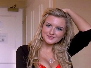 ¡Tengo una bomba rubia para ti! Mira a Emma Valentine demostrar su
