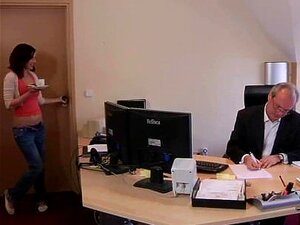 Soy una secretaria fresca seduciendo a mi jefe en la oficina pidiendo