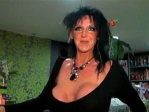 En una visita al Laberinto en Lens, la gerente, una madura muy sucia,