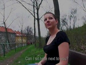 La sexy belleza natural Iveta muestra sus tetas en público y tiene