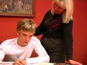 Vieja profesora con un culo grueso y tetas caídas perforada en la