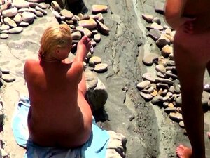 Milf desnuda en la playa pública