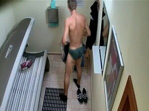 Hombre fresco filmado en secreto en solárium público