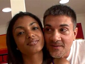 Esposa cornuda mira a su marido follando a una linda india