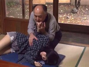 Experimenta los placeres prohibidos de las hermanastras japonesas en
