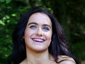 Belleza británica recibe una corrida en la cara después de una