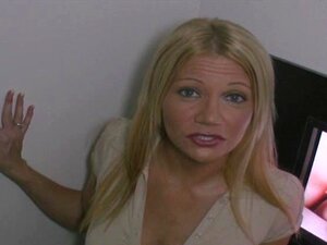 MILF rubia europea chupando pollas en un glory hole