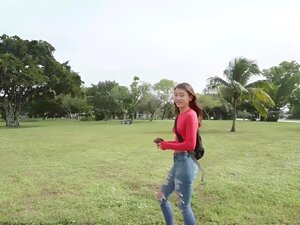 Adéntrate en el mundo sensual de una modelo desesperada por dinero.