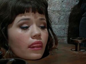 La esclava asiática petite de cuello atrapada Yhivi se folla la