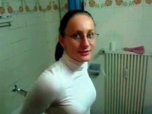 Chica recatada se vuelve loca con la polla