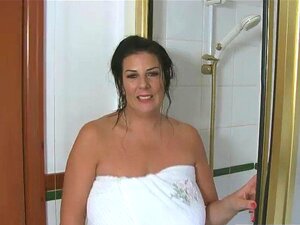 Tetas grandes Lulu Lush Lathers Up