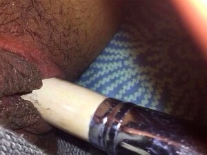 Masturbándose provocativamente con un cepillo de maquillaje