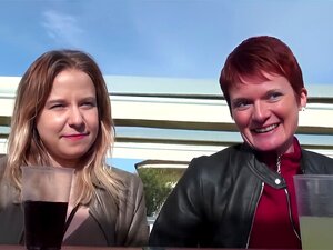 Emeline y Mélanie se divierten con un strap-on antes de tomar una