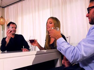 La casada Britney Amber cornuda a su marido como un gusano