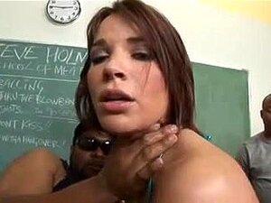 Sexo en grupo de un floozy en el aula,