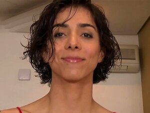 Emanuelle Adams abierta de piernas para que puedas ver su culo ser