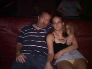 Una linda chupa polla en el cine