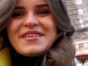 La linda rusa chupa una gran polla y recibe una facial por dinero. El