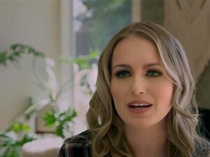 La linda rubia Scarlett Sage se masturba con pasión y se folla con