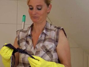 Sirvienta alemana follada con guantes de goma amarillos