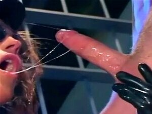 Sexo pervertido en un disfraz de látex y guantes brillantes