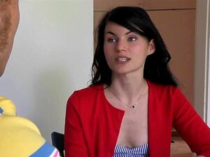No tan inocente, la nena se traga la polla frente a su madrastra, una