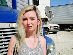 Después de que bf la abandonó, la pequeña rubia Lexi Lore con