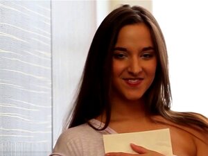 Linda inocente frotando su caja de cerca. Inocente morena frotando y