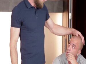 Musculosos gays follando y masturbándose