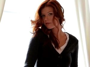 Increíble pelirroja se desnuda de piel suave