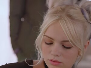 Dos jovencitas universitarias desatan su pasión por una gran