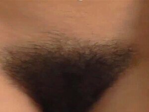 La morena amateur hippie, Diana, se desnuda, revelando su delgado